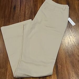 Old navy diva khaki's Size 8.  NEW